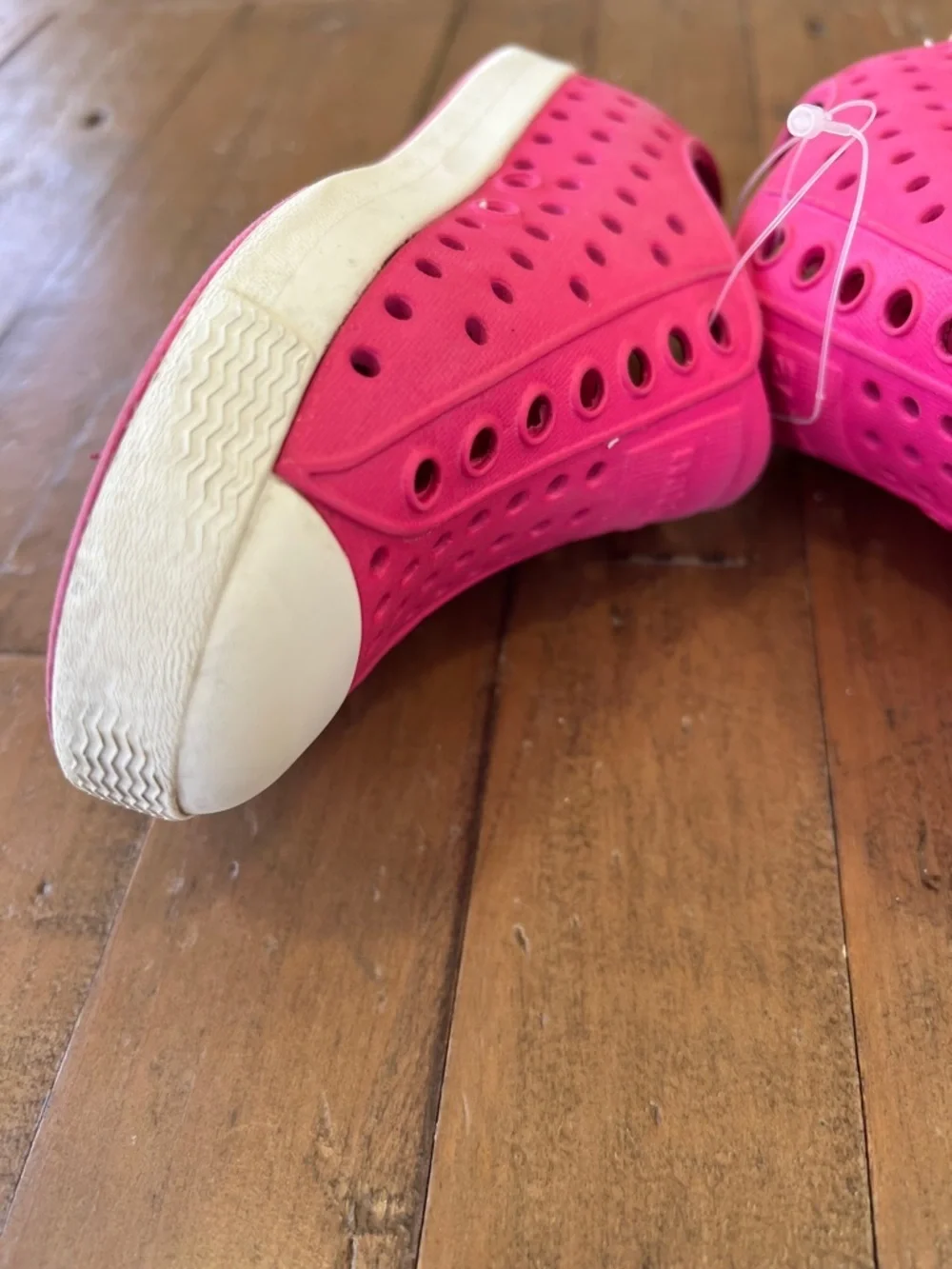 Native Jefferson bright pink slip on waterproof sneaker sandals girls 8